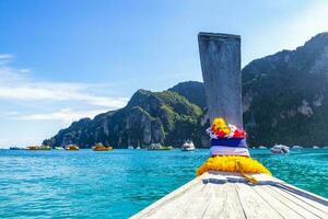 koh phi phi thailand med lagun lång svans båtar kalksten rocks. foto