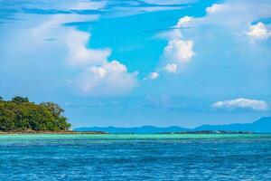 skön tropisk kalksten öar på koh phi phi don thailand. foto