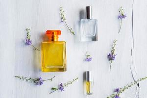 parfymer och parfymflaskor på en vit träbakgrund foto