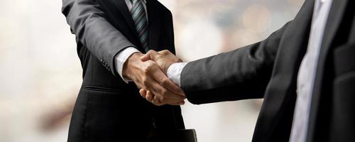 handskakning av kund och investerare eller hand av framgångsrika affärsmän skakar hand efter framgång i förhandlings- och avtalssamarbete och samarbetsbegrepp