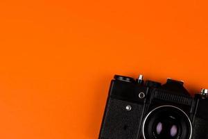 platt låg filmkamera isolerad på orange bakgrund