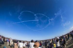 akrobatisk flygshow på irumas flygbas på hösten foto