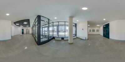 full sömlös sfärisk hdri 360 panorama se i tömma modern hall av reception, dörrar och panorama- fönster i administrativ byggnad i likriktad utsprång, redo för ar vr innehåll foto