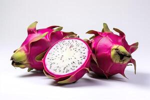 mogen drake frukt, Pitaya eller pitahaya på vit bakgrund, frukt friska begrepp. tropisk frukter, hela och skivad drake frukt. ai genererad foto