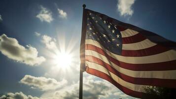 bakgrundsbelyst oss nationell flagga flygande och vinka i de vind över grå stormig molnig himmel, symbol av amerikan patriotism, låg vinkel, generera ai foto