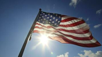bakgrundsbelyst oss nationell flagga flygande och vinka i de vind över grå stormig molnig himmel, symbol av amerikan patriotism, låg vinkel, generera ai foto