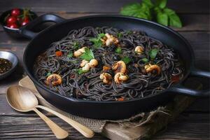 traditionell italiensk spaghetti al nero di seppia med bläckfisk bläck i tomat sås eras som närbild i en gjutjärn panorera på en trä- styrelse, generera ai foto