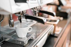 svart kaffe på en kaffebryggare på morgonen foto