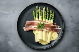 modern stil traditionell ångad vit sparris med botad skinka och hollandaise sås eras som topp se på en nordic design tallrik med kopia Plats, generera ai foto