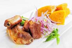 traditionell peruansk måltid som kallas chicharron de panceta de cerdo serveras i en restaurang foto