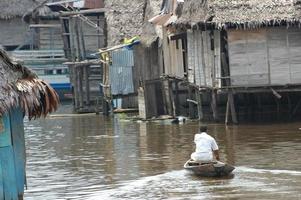 slummen i byn Belen i Iquitos foto