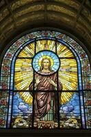 Jesus på de korsa - färgade glas i helgon severin kyrka, generera ai foto