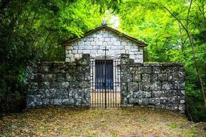 gammalt kapell i mitten av skogen i Chiusi della verna, Arezzo, Toscana, Italien