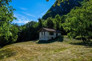 skjul och gräsmatta vid sjön ledro i Trento, Italien foto