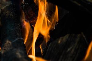 brasa med flammor abstrakt bakgrund av eld foto