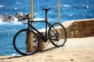 cykel låst på stranden foto