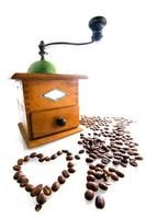 kaffekvarn med kaffebönor som isoleras på vit foto