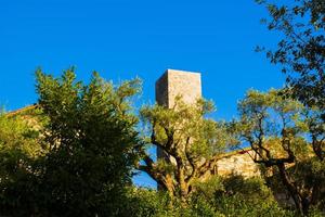 medeltida torn i kullarna i Umbrien Italien foto