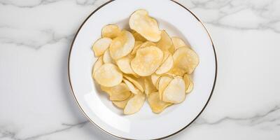 utsökt potatis pommes frites i en djup vit tallrik ai genererad foto