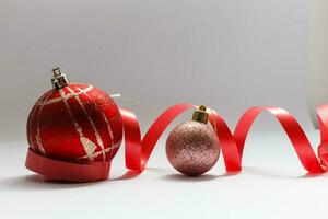 jul dekoration boll med band rosett isolerat på vit bakgrund foto