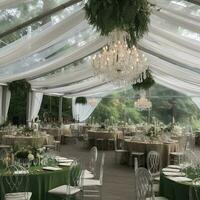 utomhus- sommar bröllop tält dekorerad med hängande tyg, grönska, och kristall ljuskronor, bröllop reception tabeller , generat ai foto