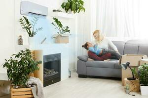 luft konditionering i levande rum med Lycklig familj rör på sig till ny lägenhet foto