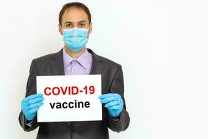 manlig innehav inskrift covid 19 vaccin. foto