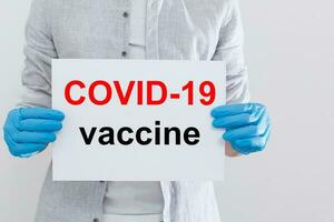 manlig innehav inskrift covid 19 vaccin. foto