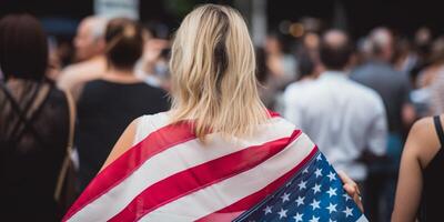 kvinnor med amerikan flagga på henne tillbaka ai genererad foto