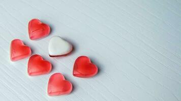 hjärta formad gummies på vit bakgrund foto