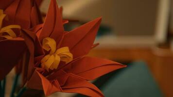en stänga upp av ett origami blomma med orange löv foto