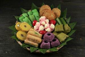 jajan tampah, blandad färgrik indonesiska traditionell kakor eras under fester foto