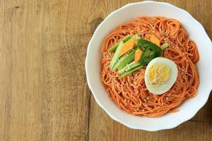 bibim guksu naenmyeon, koreanska kryddad kall nudel foto