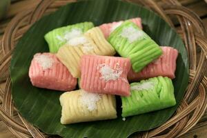 gethuk lindri, indonesiska maniok kaka med kokos garnering foto