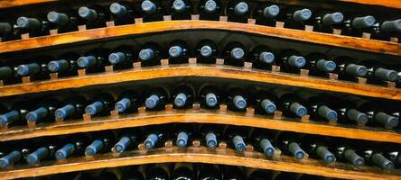 vin flaskor i hantverkare vintillverkare foto