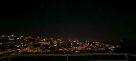 natt se från lägenhet balkong i Brasilien foto