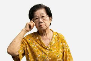 trött upprörd mogna gammal kvinna lidande från stark kronisk huvudvärk migrän, patient innehav huvud med henne hand, lidande från senil demens, minne störningar, förvirrad och alzheimers sjukdom foto