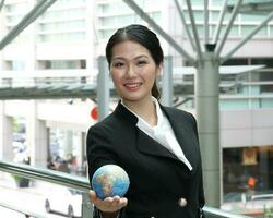 ung söder öst asiatisk mitten östra man kvinna studerande företag kollega foto