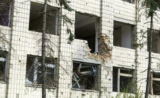 bränd lägenheter i en flera våningar bostads- byggnad, de konsekvenser av de krig i ukraina. byggnader skadad förbi skal. en utbombade lägenhet byggnad efter ett flyganfall. foto