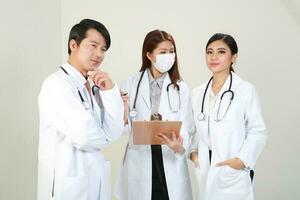 ung asiatisk manlig kvinna läkare bär förkläde enhetlig tunika förkläde håll foto