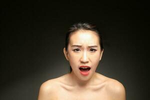ung skön asiatisk kvinna ansiktsbehandling uttryck foto
