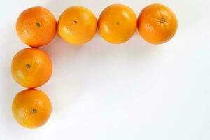 orange frukt topp se vit bakgrund foto