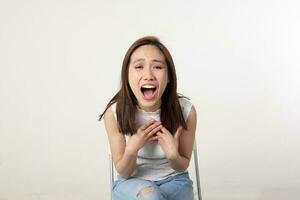 ung attraktiv asiatisk kinesisk malaysiska kvinna utgör ansikte kropp uttryck läge känsla på vit bakgrund skratt leende Lycklig mig skrika foto