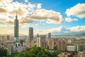 horisont av Taipei stad i Taiwan i skymningen foto