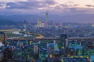 stadsbild av Taipei stad i taiwan på natten foto