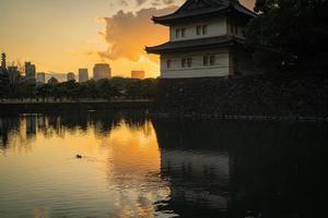 solnedgång på edo castle i tokyo, japan på vintern foto