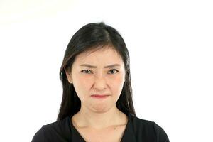 ansiktsbehandling uttryck ung asiatisk kvinna kontor klädsel vit bakgrund arg foto