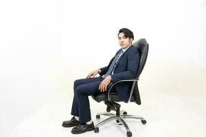 söder öst asiatisk malaysiska man ansiktsbehandling uttryck sitta på stol självsäker foto