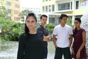 asiatisk ung man kvinna vän studerande kollegor utomhus- aktiva arbete studie koppla av foto