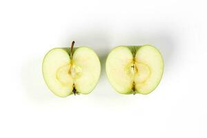 grön äpple hela halv skära skiva topp se på vit bakgrund foto